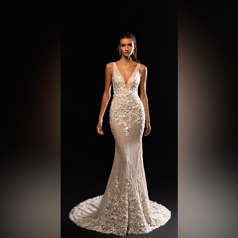 Elegant Ivory Floral Lace Gown.  Size 14.  P802